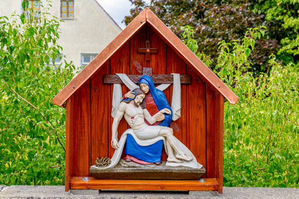 Thumbnail: 13 Jesus wird vom Kreuz abgenommen und in den Schoß seiner Mutter gelegt _JA 40385 13.jpg